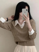 Suéter Feminino Gola V com Efeito 2 em 1 – Estilo Criativo e Conforto para o Inverno