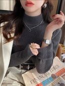 Suéter Feminino Gola Alta Retro com Forro de Veludo – Inverno 2025